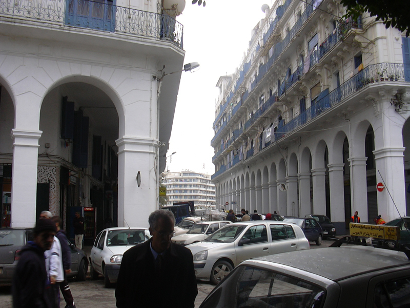 photos/2004 Alger/0386 Rue Eugene Robe vers Lycee Bugeaud.jpg